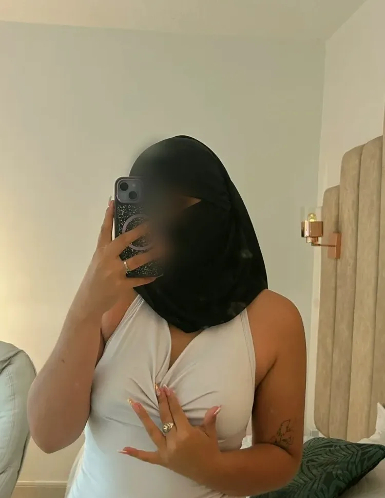 Emina, 22